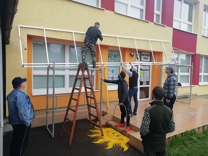 07.05.2021 Strieška nad hlavným vchodom